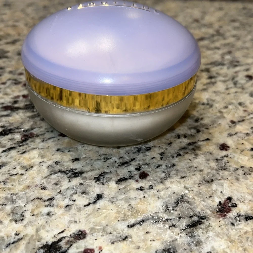 Beautiful Estée Lauder Powder Perfume - Picture 4 of 6